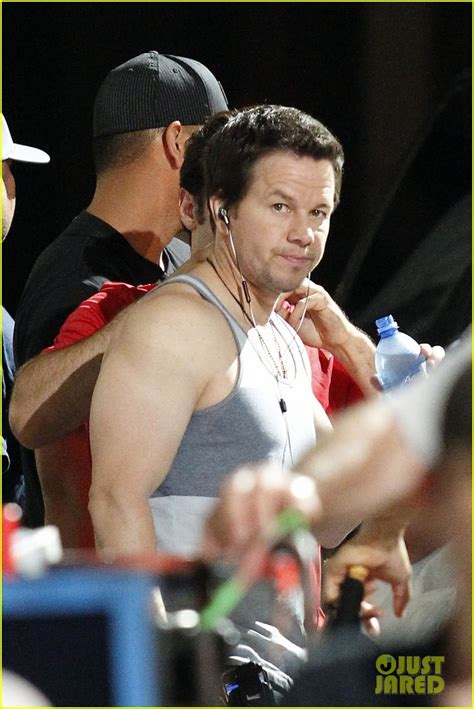 Mark Wahlberg Bares His Guns on '2 Guns' Set!: Photo 2699441 | Denzel Washington, Mark Wahlberg ...