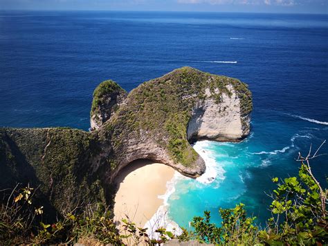 Bali has some amazing scenery. Kelingking beach, Nusa Penida : r/travel