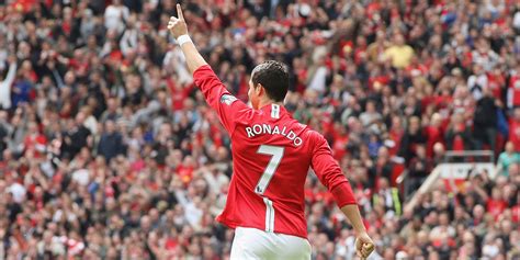 Cristiano Ronaldo points to the sky. [2000x1000] [Desktop] : r/ManUtdWallpapers