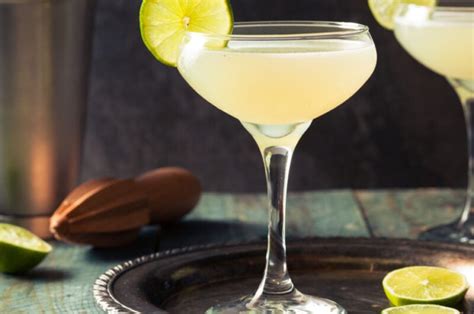 Classic Daiquiri Cocktail (Easy Recipe) - Insanely Good