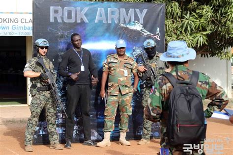 United Nations personnel in South Sudan take photos with South Korean Special Warfare Command ...