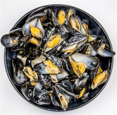 Mussels with Wine, Garlic, Parsley and Cream - TheYumYumClub