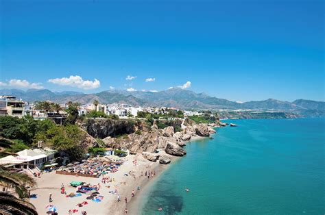 The popular and beautiful Nerja Barriana beach, with warm blue water and golden sand. | Steden