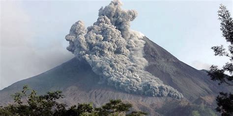 artikel berita: Gunung Merapi meletus