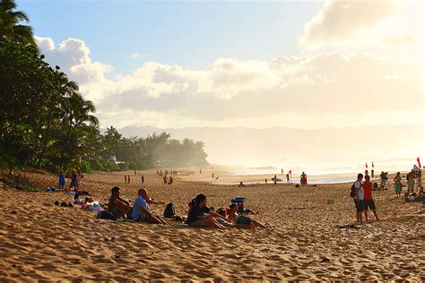 Surfing Banzai Pipeline Hawaii - legendary barreling waves