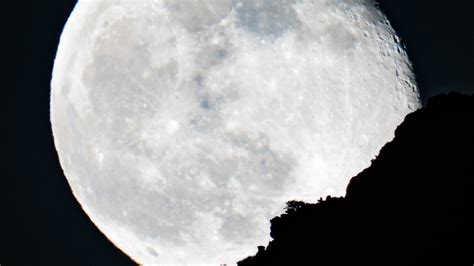 Does the moon have gravity? Here's how it works on the satellite.