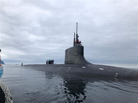 DVIDS - Images - USS Seawolf (SSN 21) receives personnel [Image 2 of 4]