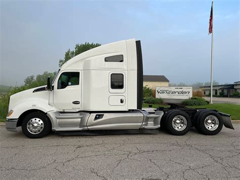 Used 2022 Kenworth T680 Sleeper Cab Semi Trucks For Sale