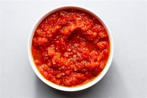 How to Make Tomato Sauce From Fresh Tomatoes