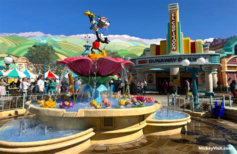 Disneyland Toontown Full Guide! Land Tour, Hidden Details, New Dining, Merch