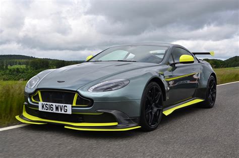 2017 Aston Martin Vantage GT8 front three quarter in motion 08 - Automobile