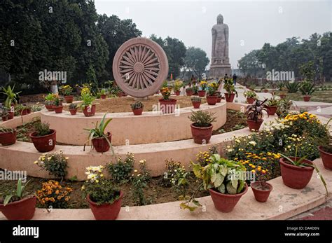 Big Buddha statue. Sarnath, Uttar Pradesh, India Stock Photo - Alamy