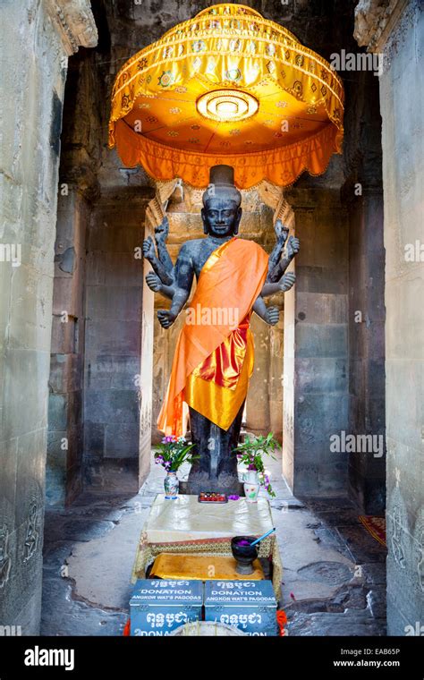 Cambodia, Angkor Wat. Vishnu Statue inside the Entrance to the temple Stock Photo - Alamy