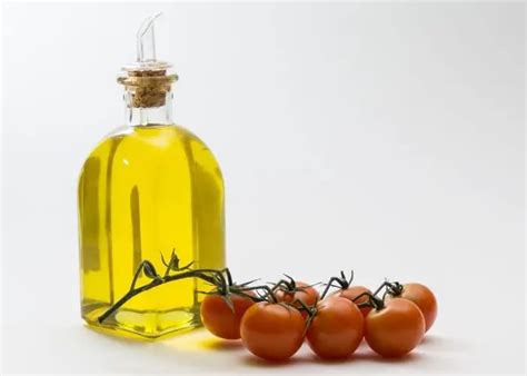 Why Neem Oil For Tomato Plants is a Good Natural Pesticide - Gardening Dream