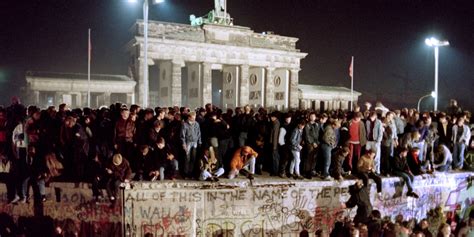 It's Been 25 Years Since The Fall Of The Berlin Wall. These 16 Photos ...