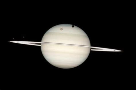 Foto's gemaakt door de Hubble-telescoop (© NASA/Reuters) Vier manen van Saturnus die voorbij de ...