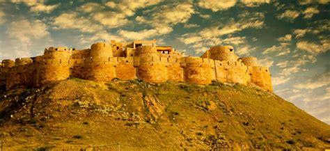 Jaisalmer Fort: The Imposing Desert Fort With a Bone-Chilling Custom ...