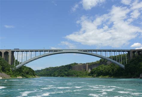 File:Rainbow Bridge Niagara Falls 2.jpg - Wikimedia Commons