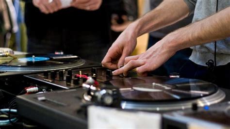 8 Best DJ Turntables for Beginners - Audio Mentor Guides