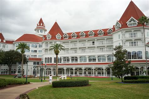 Best Disney Deluxe Resorts [List: Top 8 Upscale Hotels at Disney World]