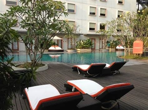 swimming pool - Picture of Harris Hotel Sentul City Bogor, Sentul ...