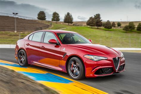 2017 Alfa Romeo Giulia Review & Ratings | Edmunds