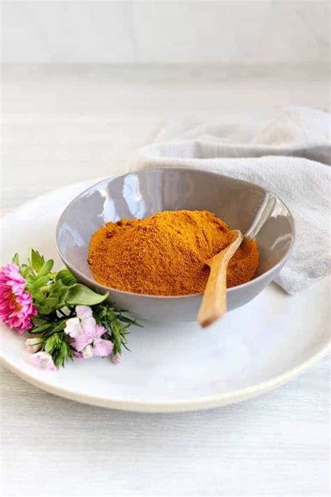 Calm Troubled Skin With This Anti-Inflammatory Turmeric Mask | Hello Glow