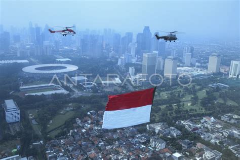 BENDERA MERAH PUTIH RAKSASA DI LANGIT JAKARTA | ANTARA Foto