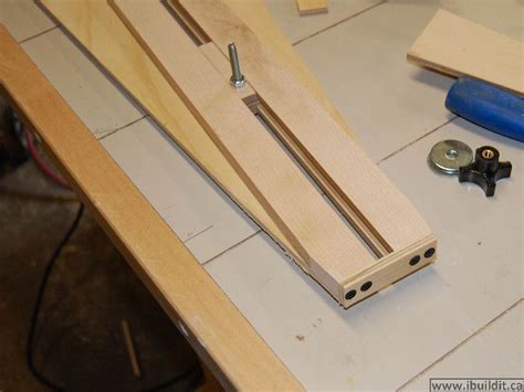 How To Make A Circle Cutting Jig For The Router - IBUILDIT.CA