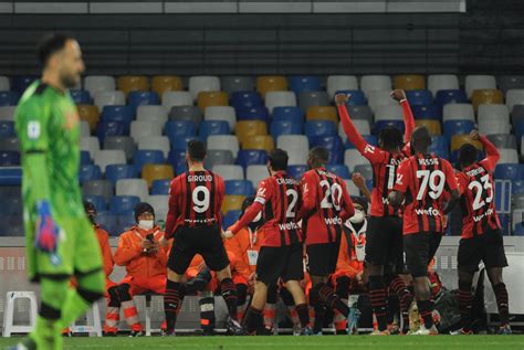 Video: Giroud reacts to chants from Milan fans - Football Italia