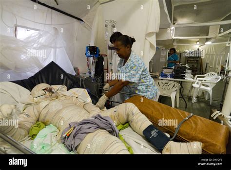 A nurse working in the burn unit in Drouillard Hospital MSF Port-au-Prince Haiti Stock Photo - Alamy