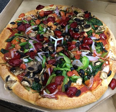 Pizza Hut really outdid themselves with this veggie pizza! : vegan