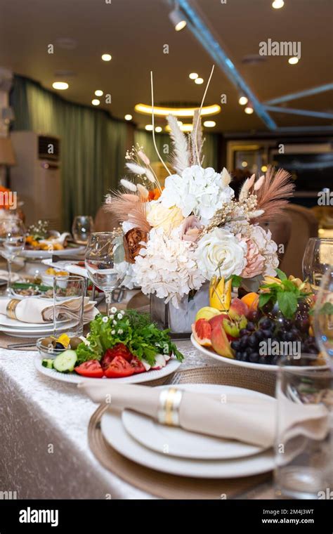 White napkins, beautifully folded on plates in a restaurant. Restaurant interior Stock Photo - Alamy