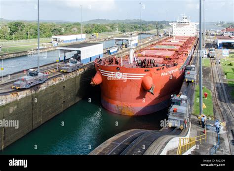 Bulk Carrier Panamax Ship In Gatun Locks, Panama Canal. Panama Stock Photo: 92244240 - Alamy