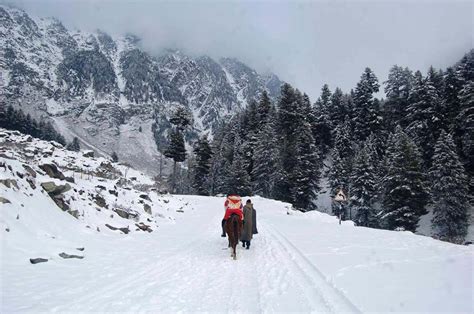 HEAVY SNOWFALL IN KASHMIR