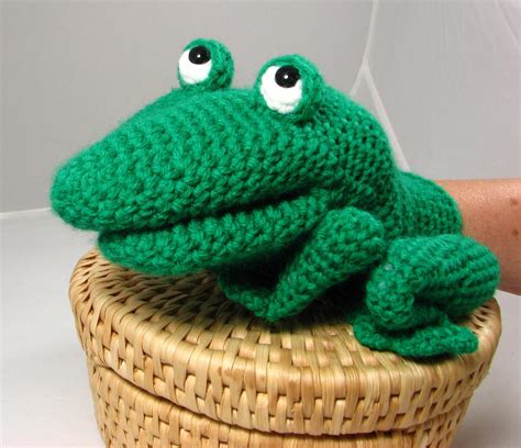 Crochet pattern: make a Frog Hand Puppet / Glove puppet