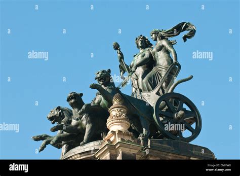 Panther Quadriga sculpture atop the Semperoper (opera house), Dresden, Germany Stock Photo - Alamy