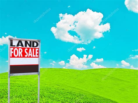 "LAND FOR SALE SIGN" on empty meadow - Real estate conceptual im Stock ...