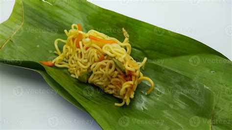 Bakmi kuning, typical Indonesian food, isolated background 32407176 ...