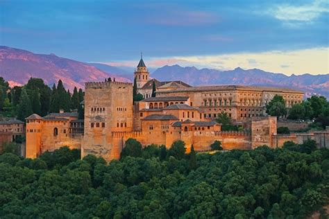 La Alhambra: descubre la opulenta belleza de este complejo monumental | Beautiful castles ...