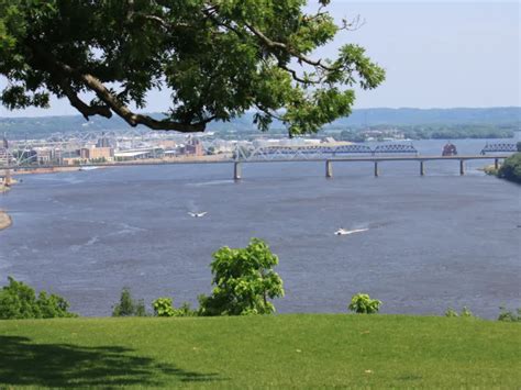 Mississippi river and city of Dubuque, Iowa. | Smithsonian Photo Contest | Smithsonian Magazine