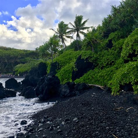 WAIʻANAPANAPA STATE PARK IN PHOTOS - Sax Family Travels