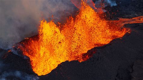 Mauna Loa Volcano in Hawaii Continues Its Eruption - The New York Times