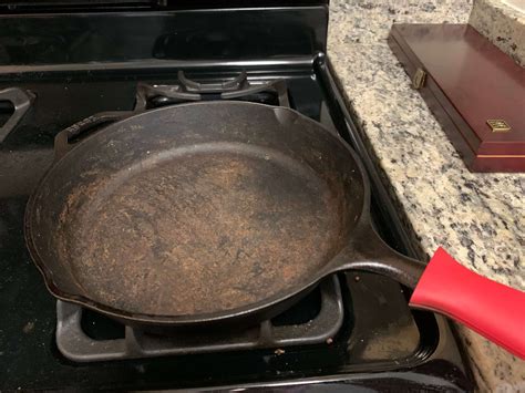 How to Season a Cast Iron Skillet with the Best Oil (Flaxseed) - 2020 Tips