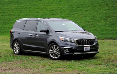 New and Old Kia Minivans: 2022 Kia Carnival vs 2021 Kia Sedona