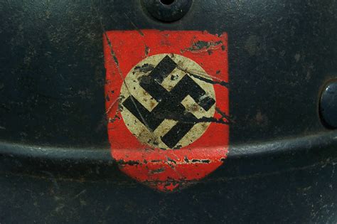 Decals on civic helmets – German Helmet Vault