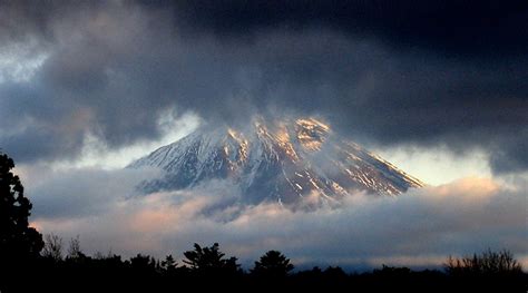 On This Day In History: Mount Fuji Erupted - On Dec 16, 1707 - MessageToEagle.com