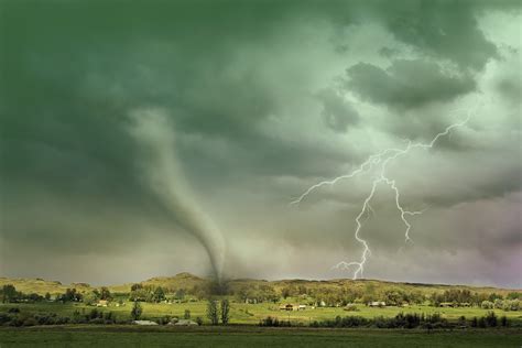 Why Is the Sky Green Before a Tornado?