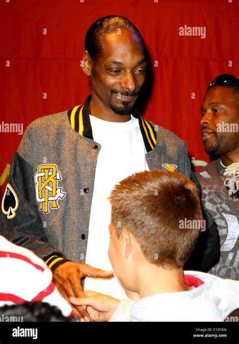 Snoop Dogg and Los Angeles Pomona Steelers Football Team Snoop Dogg unveils his wax figure at ...