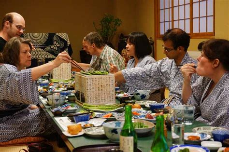 Japanese etiquette 101: Eating & drinking